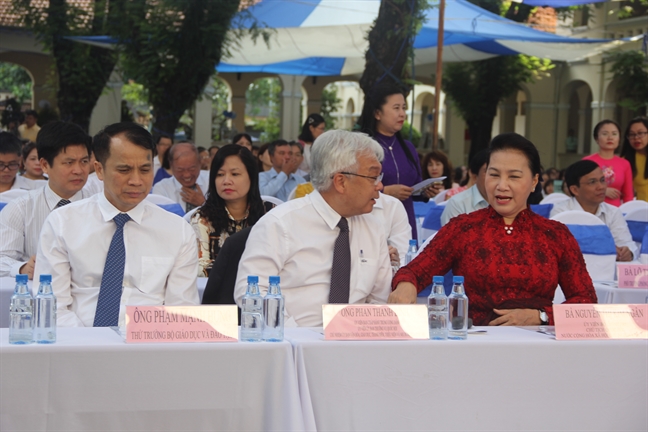 Chủ tịch Quốc hội Nguyễn Thị Kim Ngân dự lễ khai giảng cùng thầy trò trường THPT chuyên Lê Hồng Phong.