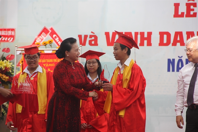 Chủ tịch Quốc hội Nguyễn Thị Kim Ngân trao thưởng và động viên học sinh trước thềm năm học mới.